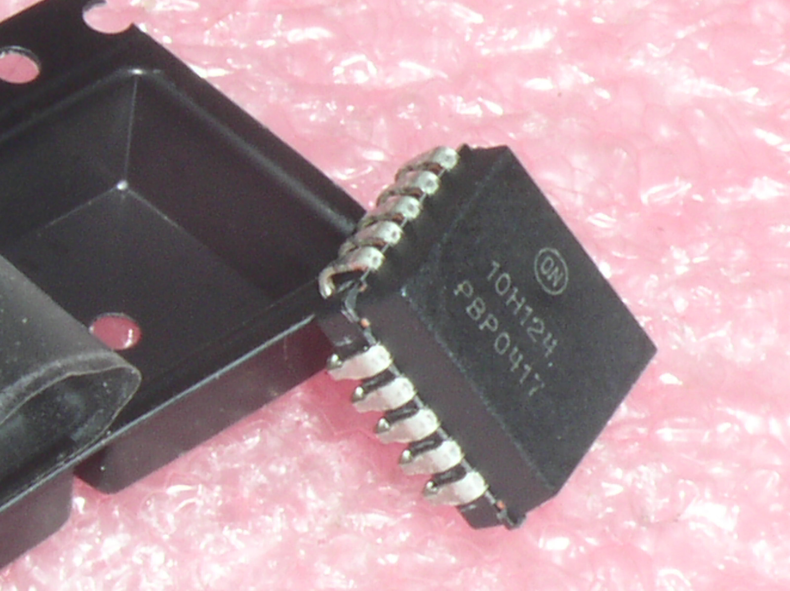 2 NOS ON SEMI MC10H124 ECL QUAD TTL TO MECL W/TTL STROBE TRANSLATOR 10H IC USA