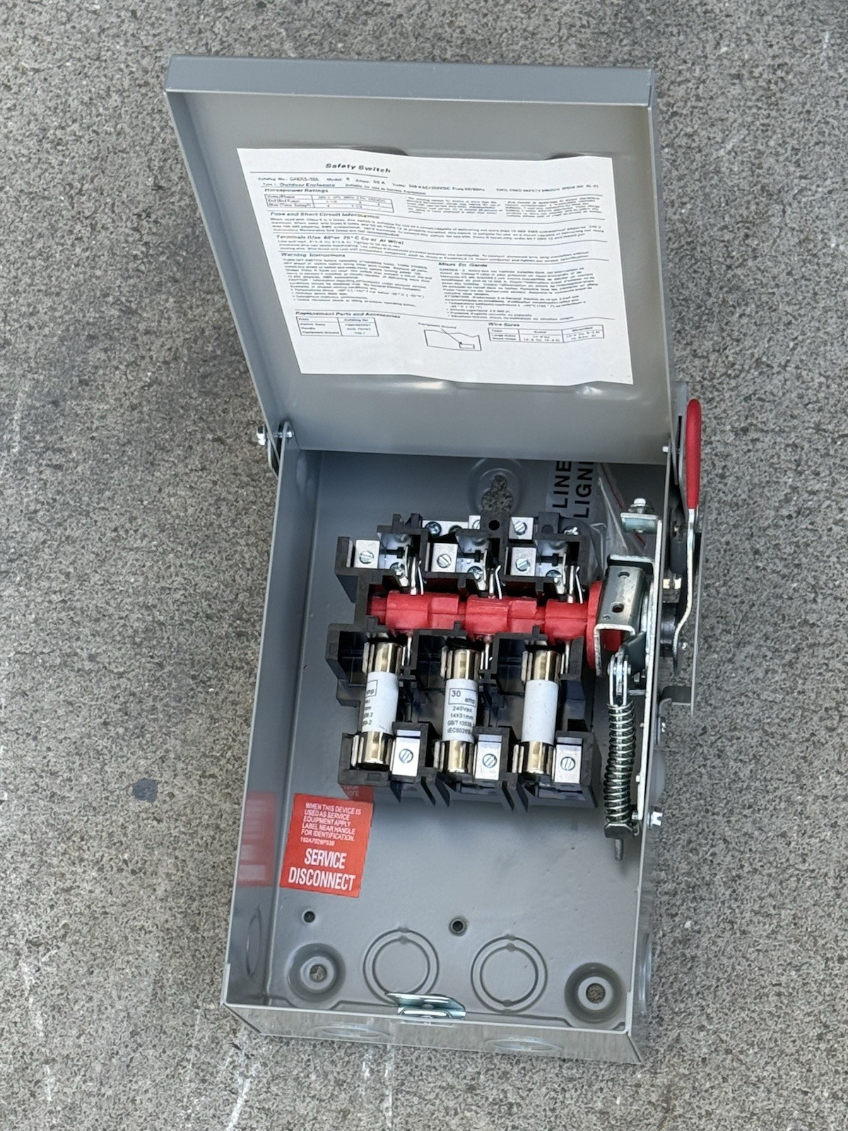 Enclosure 30 Amps Safety Disconnect Switch 240VAC-250VDC 3-poles Fuseable NEM 3R