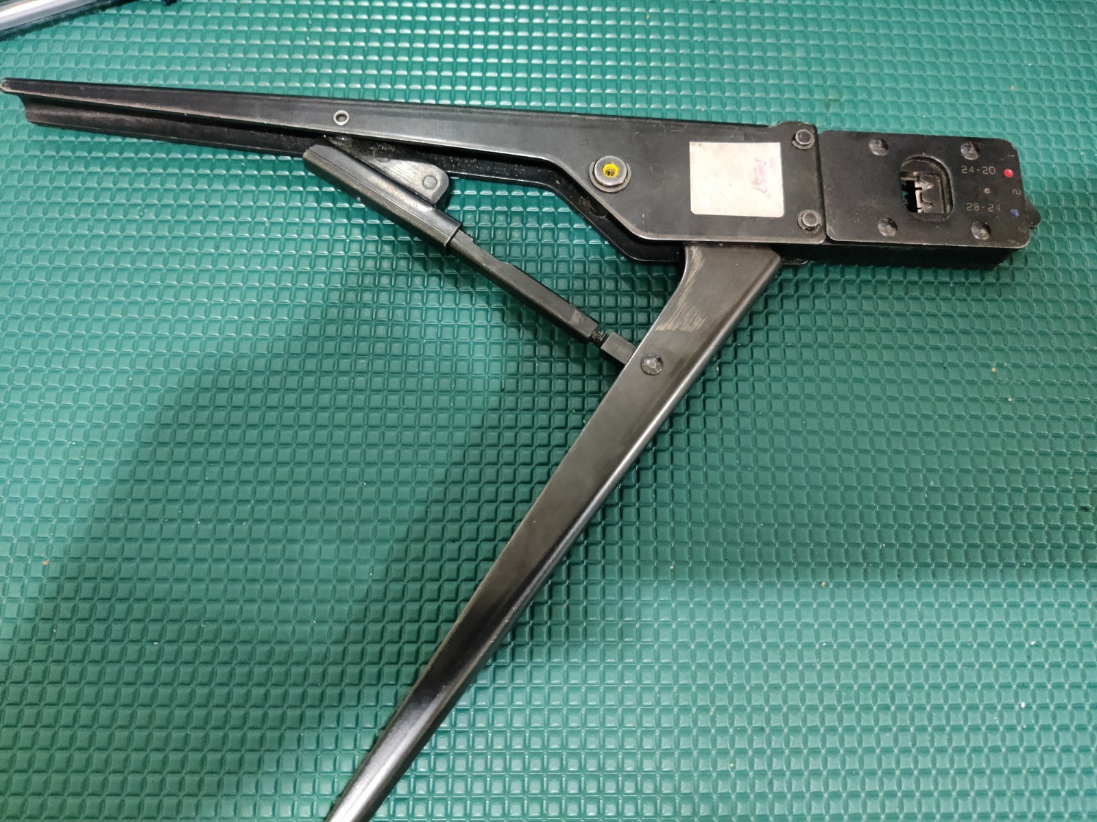 AMP 90302-1 Certi-Crimp Hand Tool. Type F D-sub . Vintage 1992 (Used)