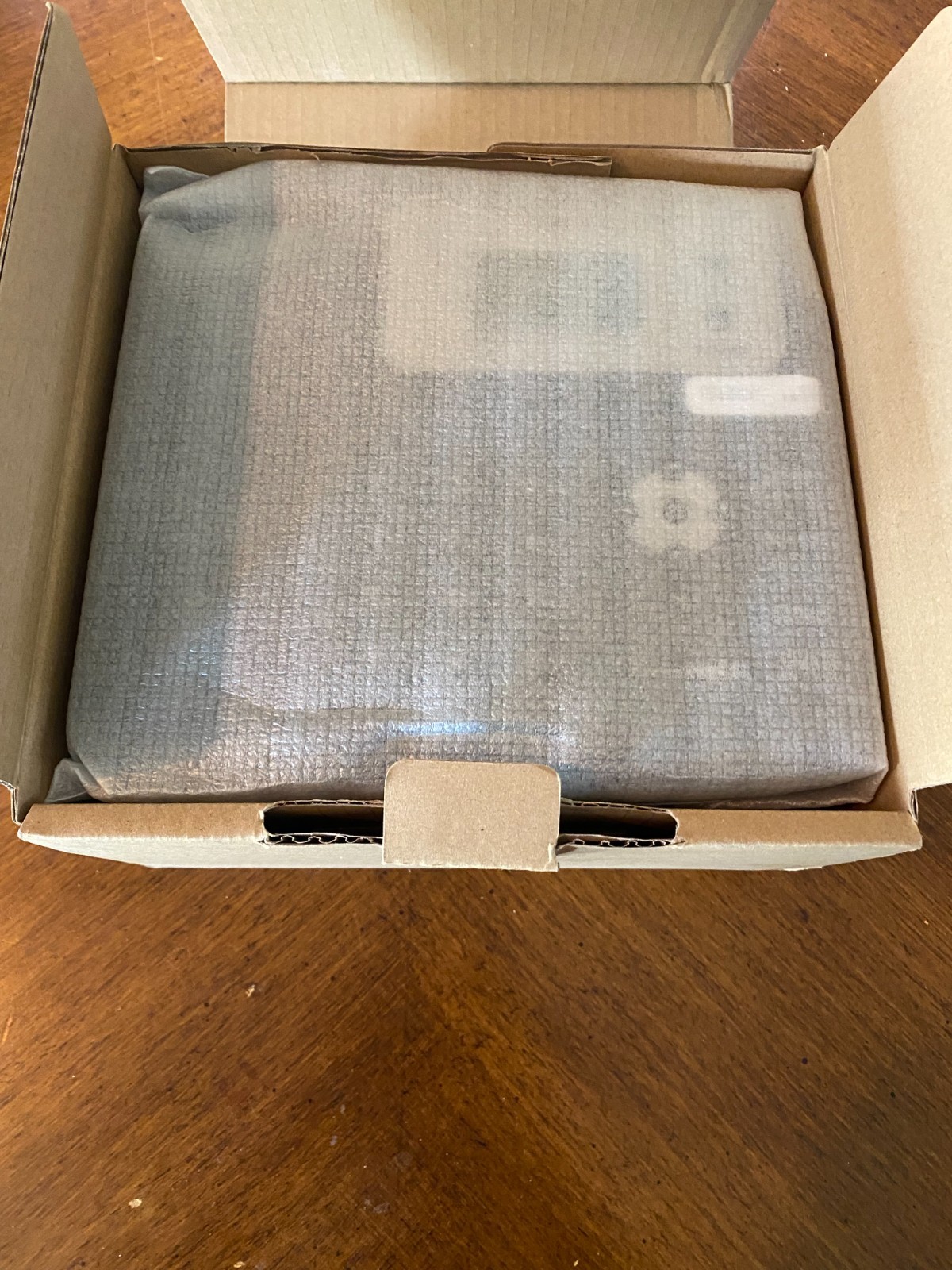 Yealink SIP-T21P E2 VoIP IP Business Phone PoE New Open Box