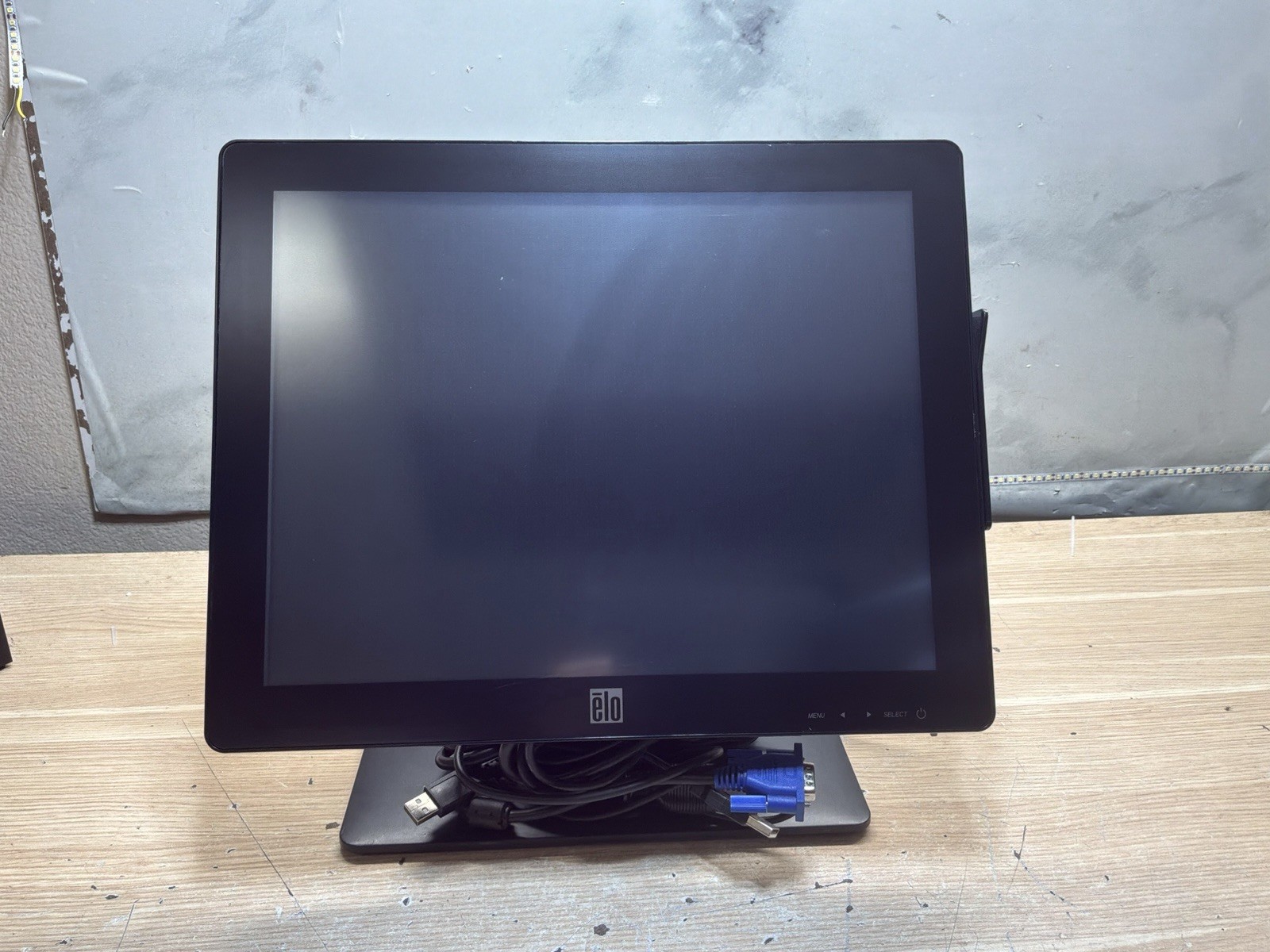 Elo Touch ET1517L-7CWB-1-BL-ZB-G Touch Screen Monitor/JUA3858