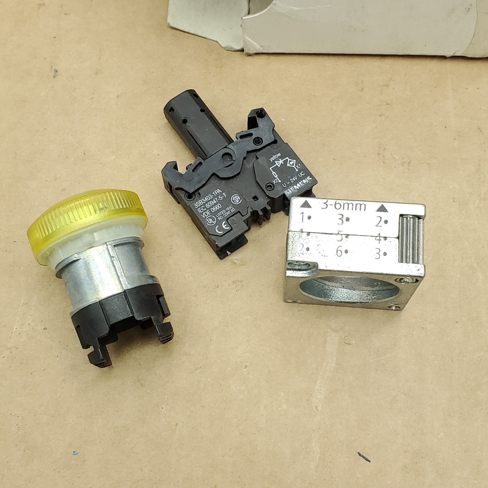Siemens 3SB3644-6BA30-0CC0 Yellow Lens with LED Lamp 24V AC or DC – NEW in Box