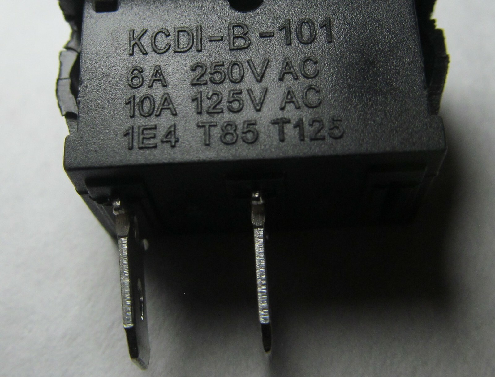 3-PACK ROCKER SWITCH 10A 125V AC/ 6A 250V AC SPST 2-PIN ON-OFF SNAP-IN BLACK