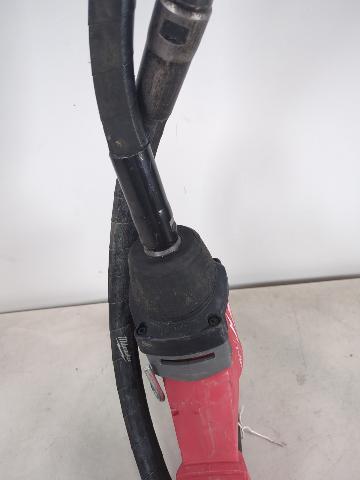 Milwaukee 2911-20 M18 FUEL 8′ Concrete Pencil Vibrator