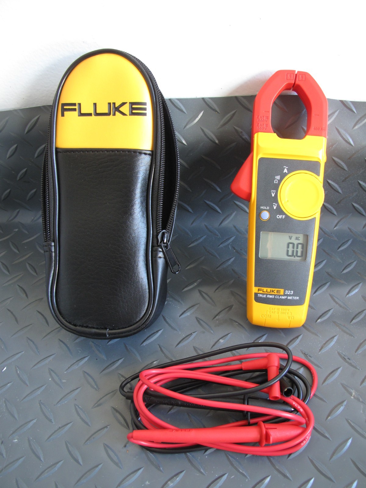 Nice Fluke 323 true rms digital clamp meter volt ohms tester & leads & case