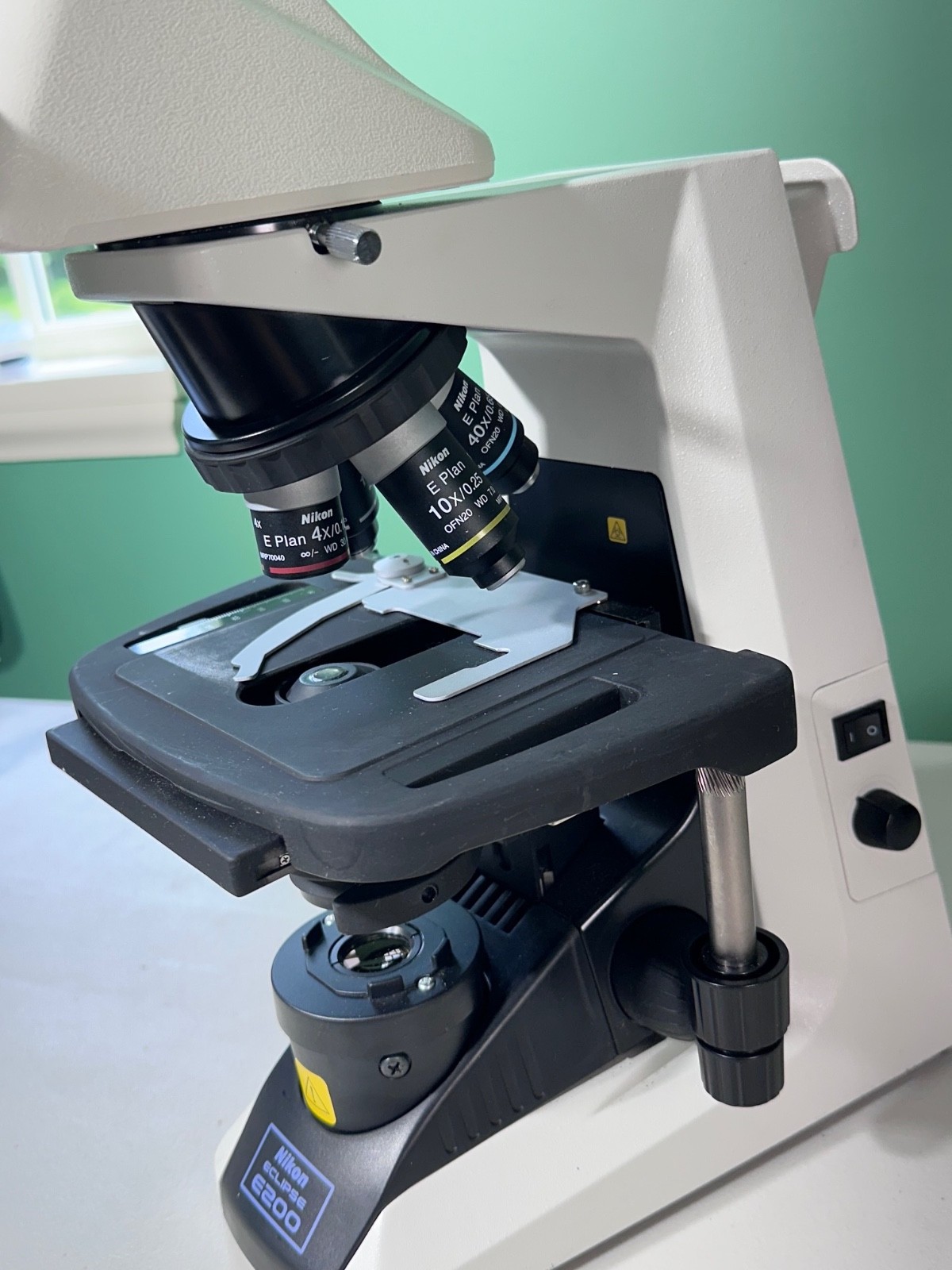 Nikon Eclipse E200 Binocular Microscope 4x 10x 40x 100x Oil LED Excellent