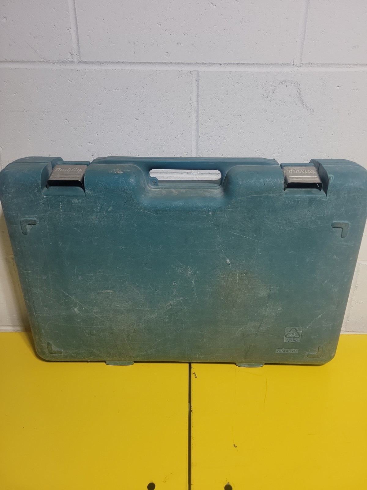 Makita HM1100C Corded Electric Demolition Jack Hammer Breaker Chip Gun W/ Case