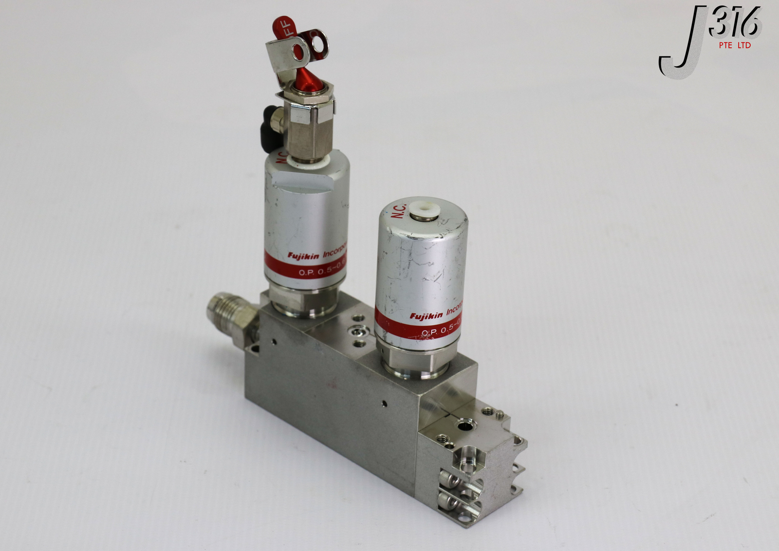 16957 FUJIKIN DIAPHRAGM BLOCK VALVES ASSY, TYPE N.C., O.P. 0.5~0.6MPA 477943