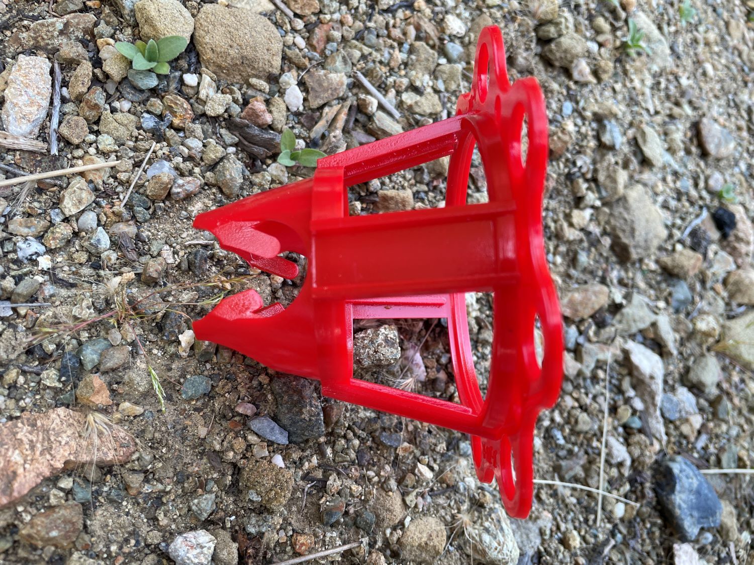 Sandbaggy Plastic Rebar Chair – Elevates Rebar 1 ½” or 2″ – Rebar #3 to #5 (Red)