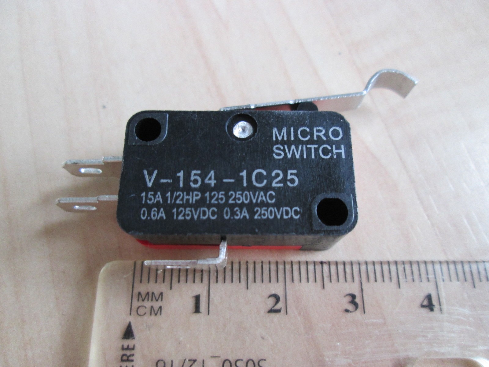Lot (2) Micro Limit Switch V-154-1C25 with Curved Tip Lever 15A 125/250VAC #E67C