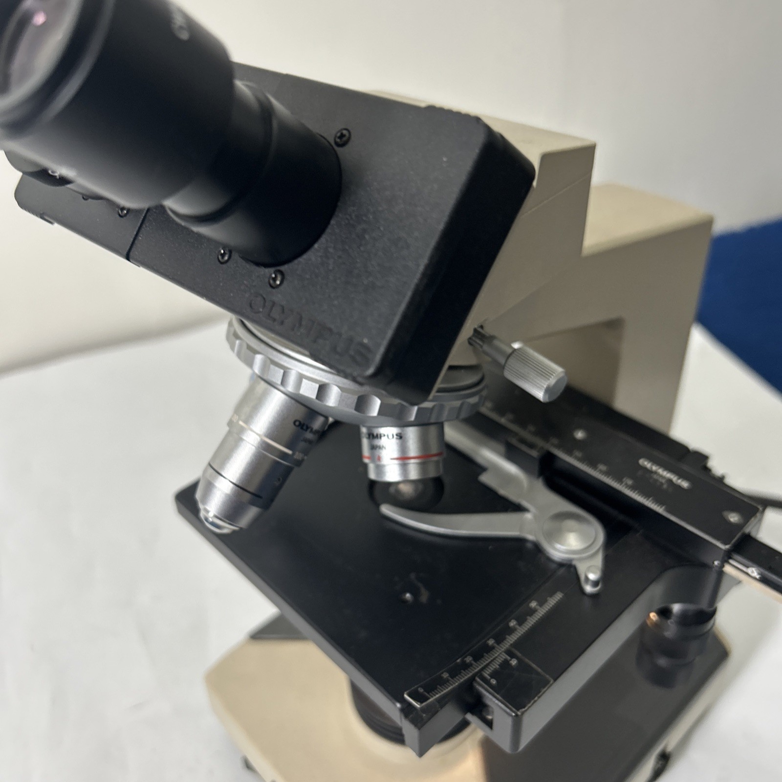 Olympus CH-2, CHT Microscope with objectives 4 X 10X 40X 100X (INV09)