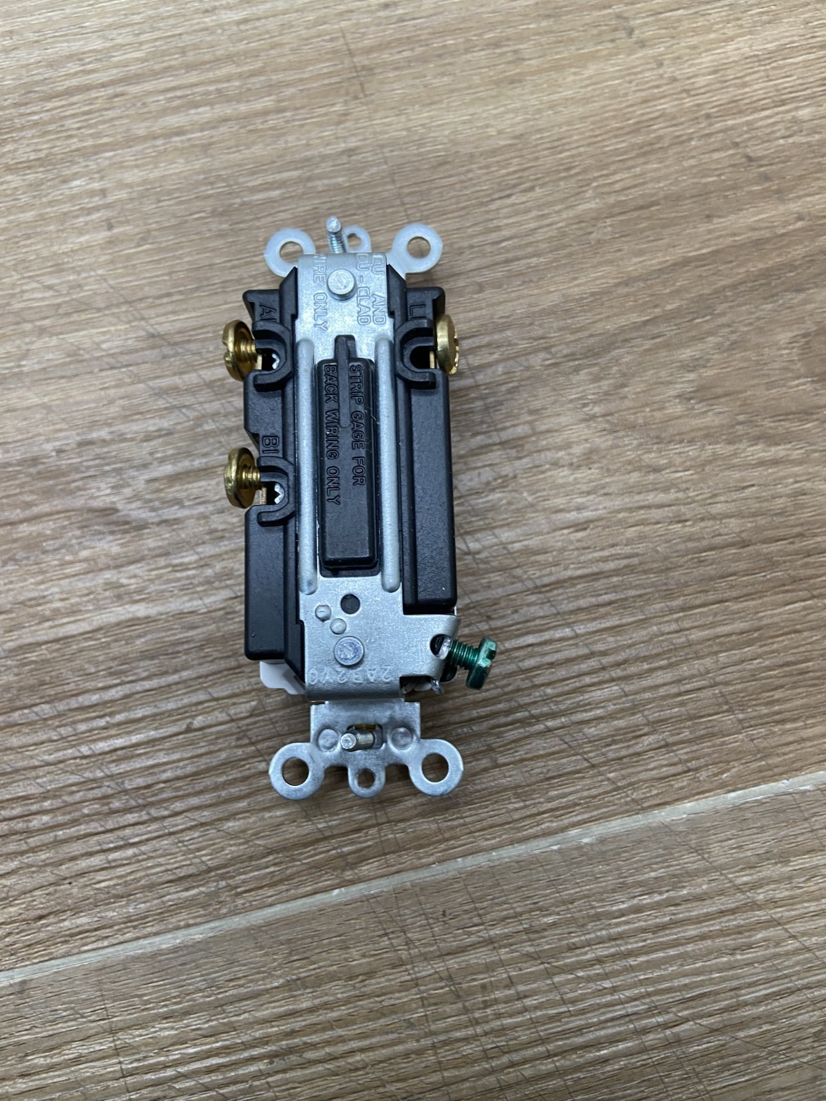 Leviton 078477570005