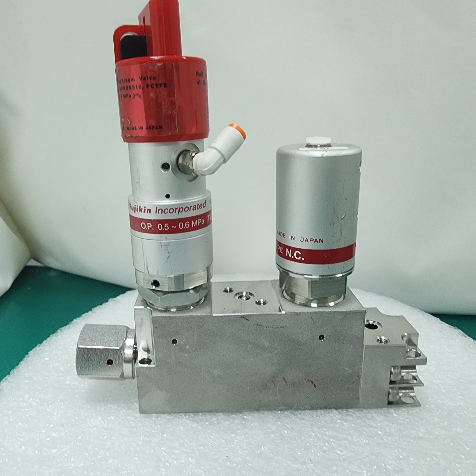 Lam 766-077821-103 Rev E, Fujikin 2×0.5~0.6 MPa Valve Assy,Used,Jp+97211