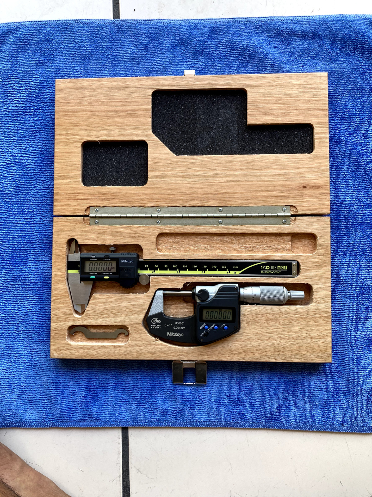 Mitutoyo Digital Micrometer (293-340) & Caliper (500-196-30) Set 0-6»