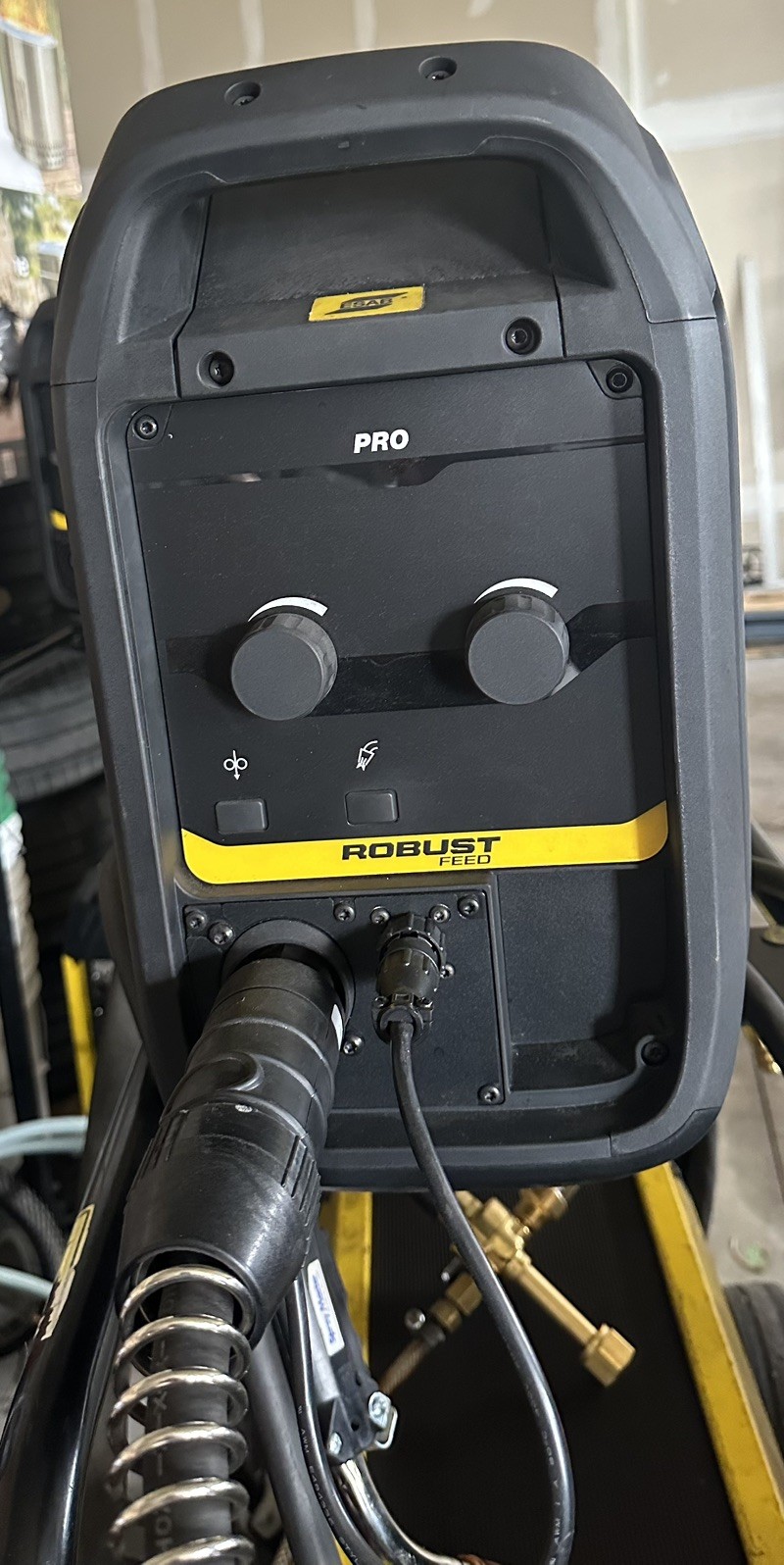 ESAB Robust Feed Pro – CC/CV Portable Wire Feeder