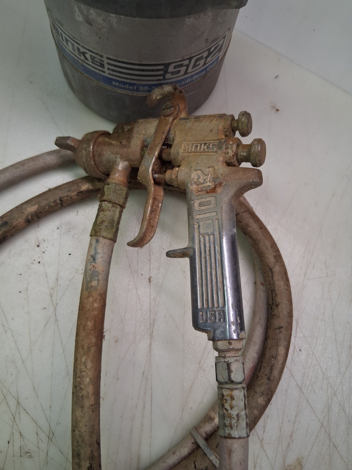 BINKS SG2 PRESSURE POT SPRAYER 2 QUART 80-350 WITH BINKS 2001 SPRAYER AND HOSES