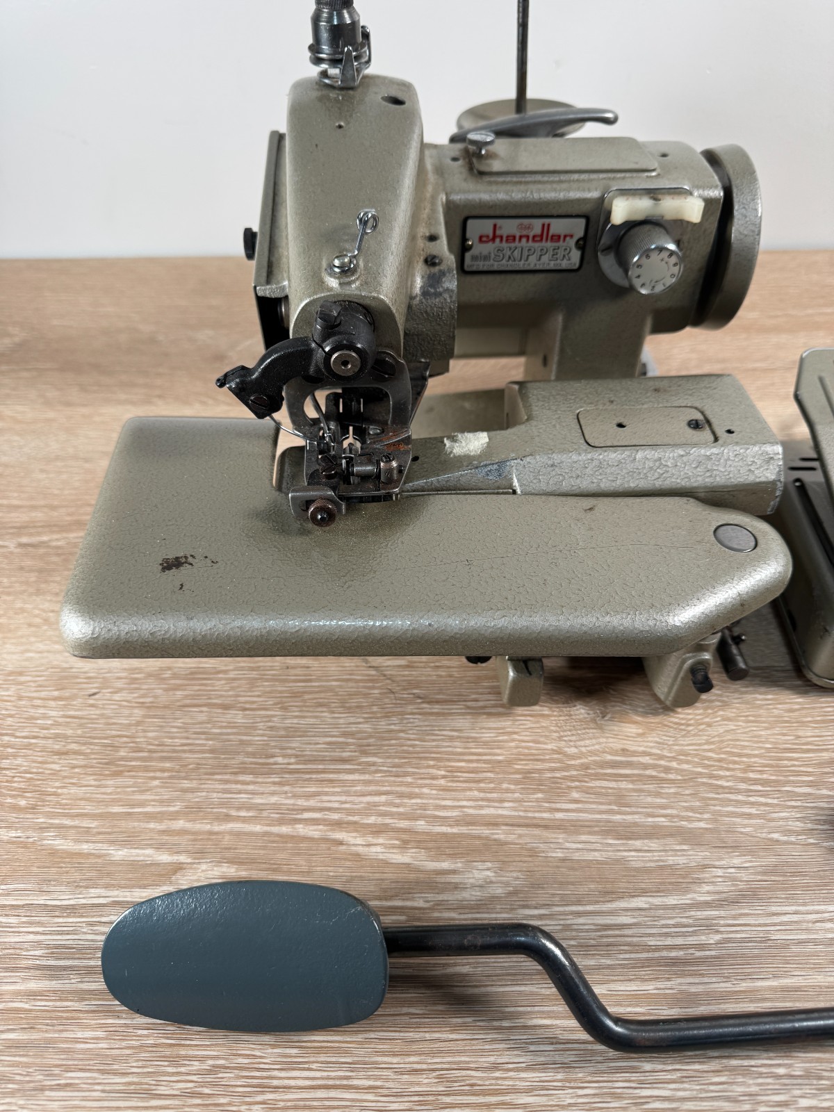 Chandler Mini Skipper Portable Blindstitch Sewing Machine w/Accessories Working*