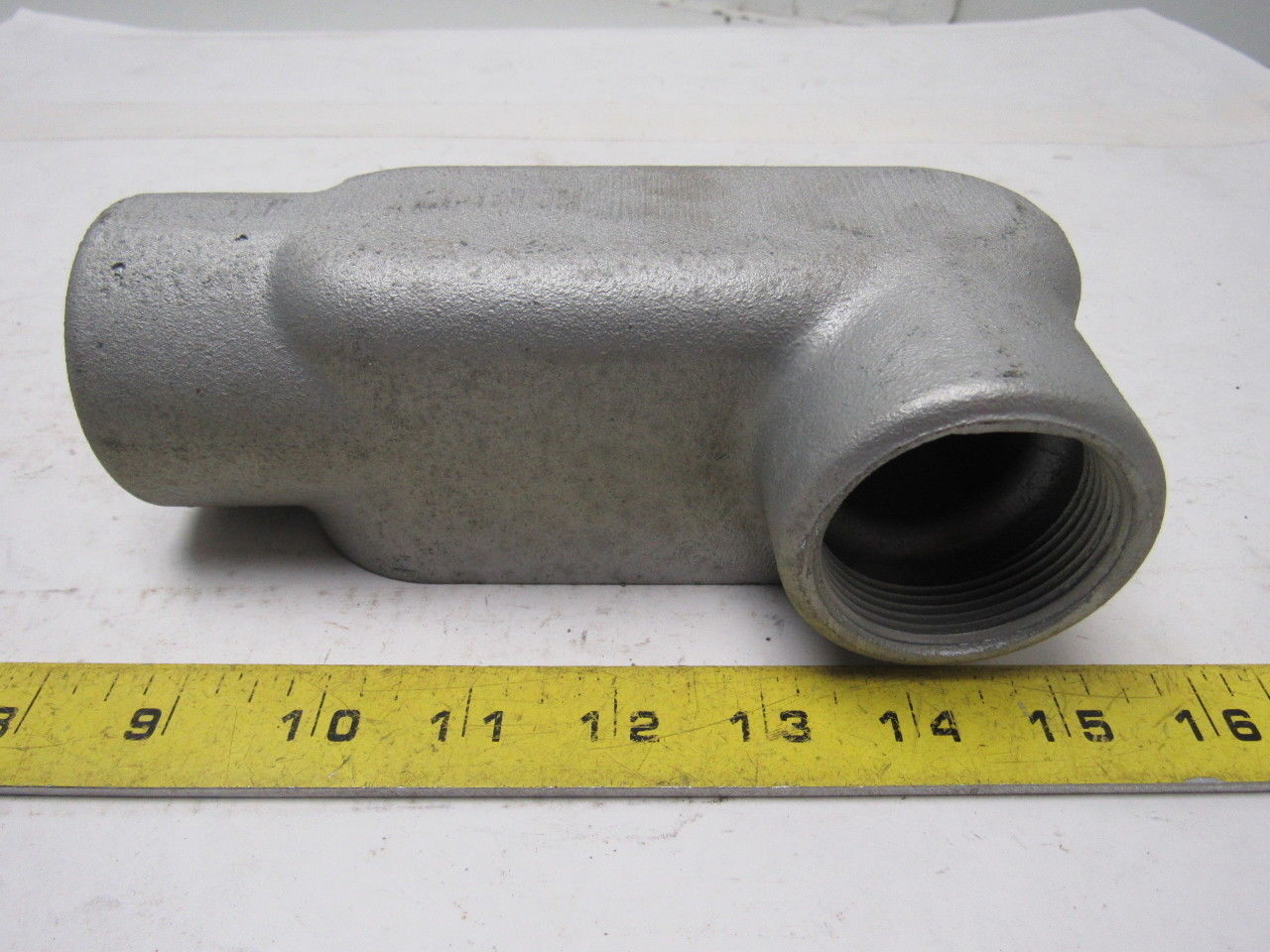Gedney LR57 x 1-1/2″ NPT Cast Malleable Iron Threaded Conduit Body Lot Of 2
