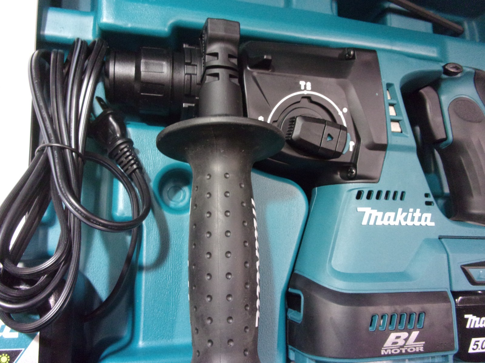 MAKITA 18V COMBINATION HAMMER DRILL W/ 2-5AH BATTERIES/CASE/CHRGR # XRH01T ..