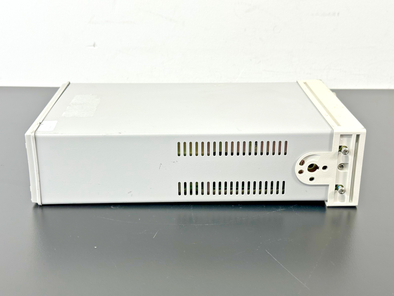 Agilent E3642A OEM DC Power Supply 8V 5A 20V 2.5A GPIB RS-232 Used Has Cracks