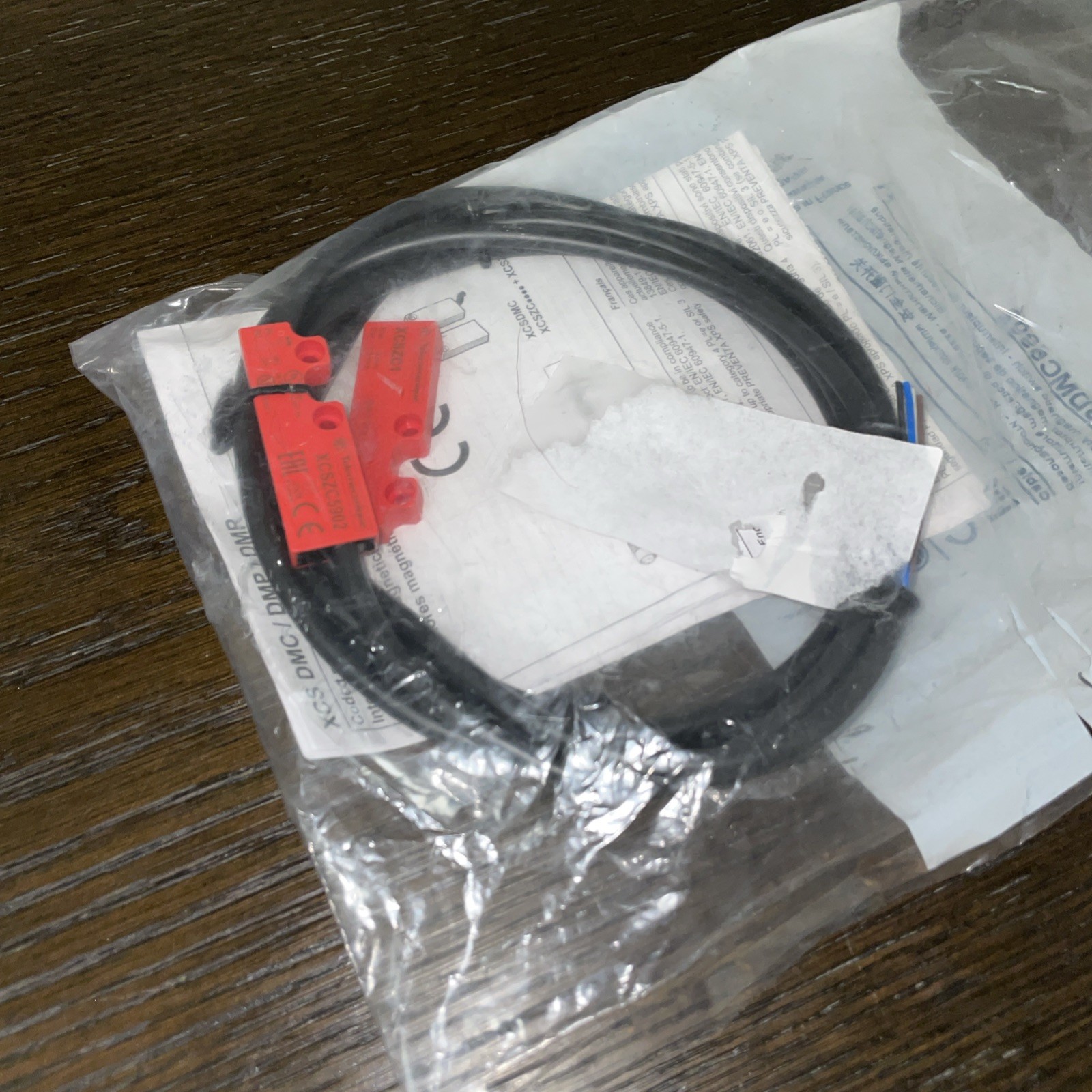 NEW Magnetic Safety Switches for XCSZC5902 SCHNEIDER Magnetic Safety Switches