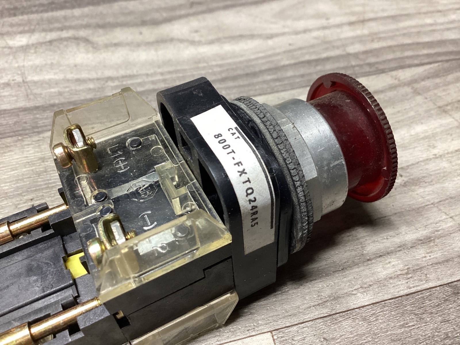 Allen-Bradley 800T-FXTQ24RA5 Push-Pull/Twist Button #100N136