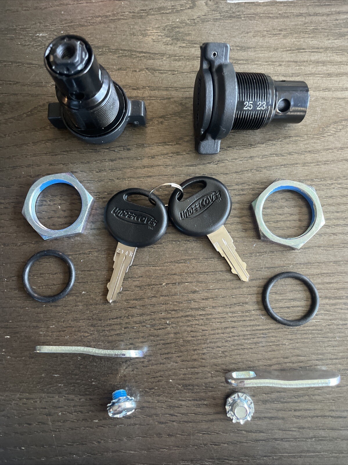 UNDERCOVER TONNEAU HEAVY DUTY COVER LOCK KIT (2 LOCKS) W/ MOUNTING HARDWARE KEYS