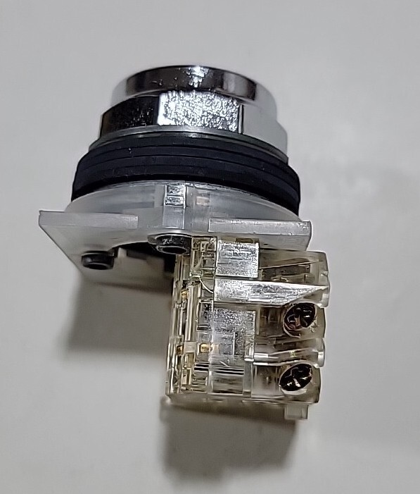 Square-D 9001-KR1UH13, Universal Pushbutton, Momentary, 1NO+1NC, 30mm