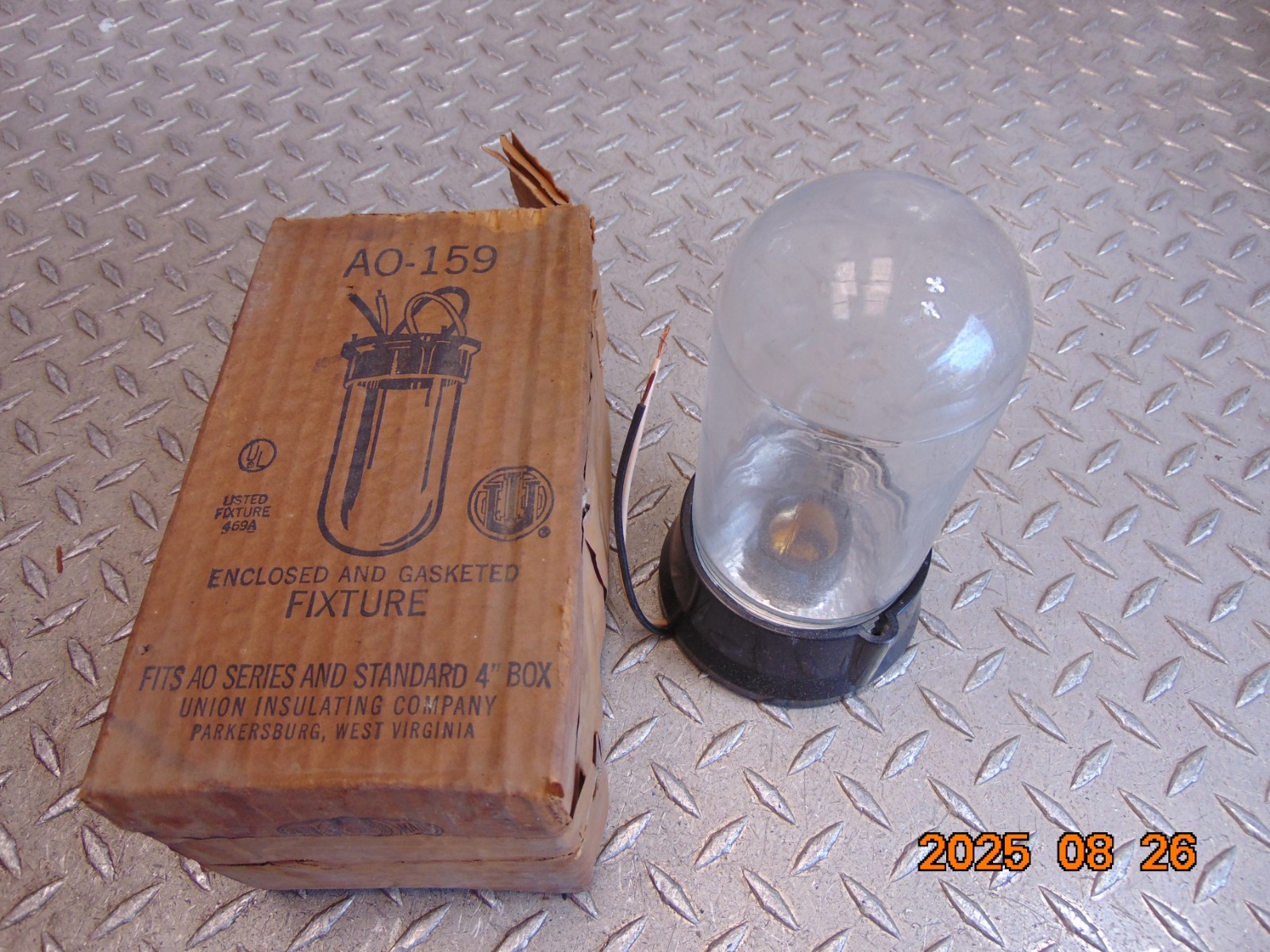 UNION INSULATING CO AO-159 ENCLOSED and GASKETED FIXTURE – FREE SHIPPING
