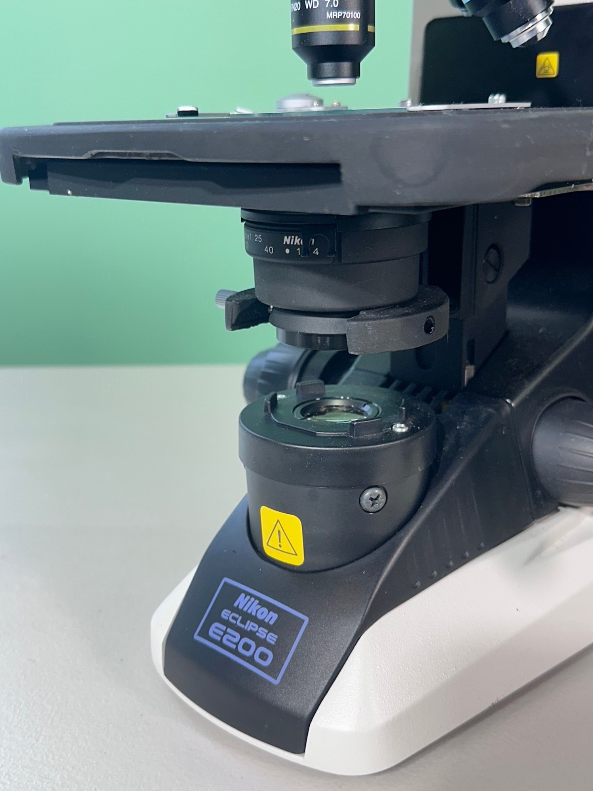Nikon Eclipse E200 Binocular Microscope 4x 10x 40x 100x Oil LED Excellent