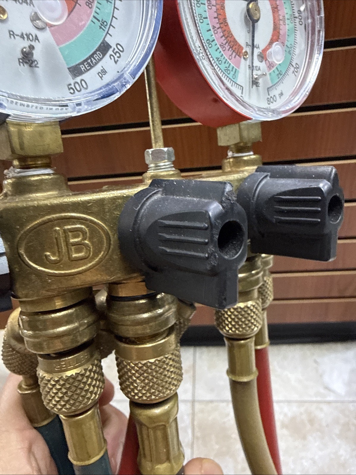 JB Industries Revolver 4-Valve Manifold Gauge Set w/ Hoses