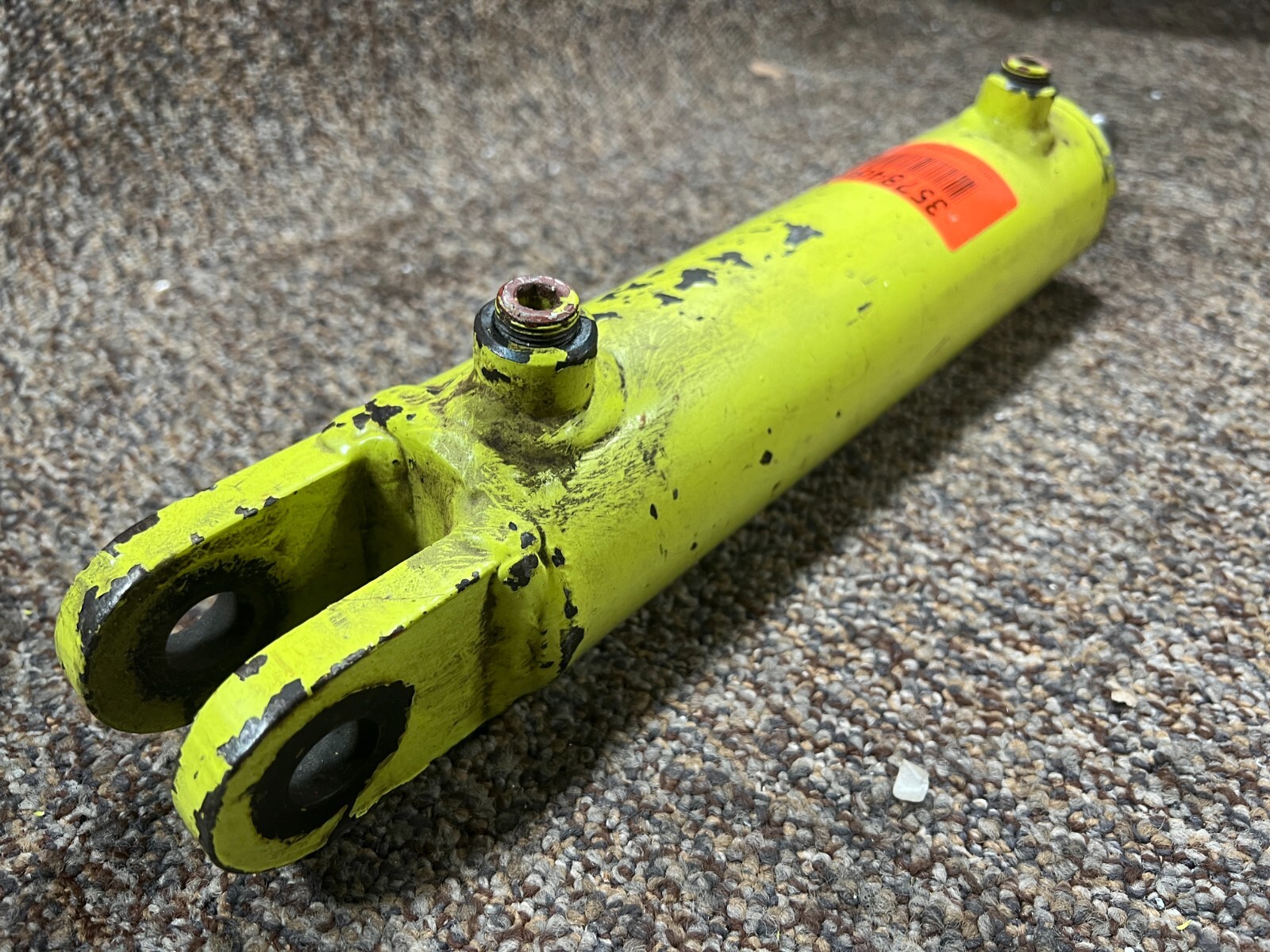Hydraulic Welded Cylinder 17″ Retracted x 2.89″ OD x .87″ Rod Diameter