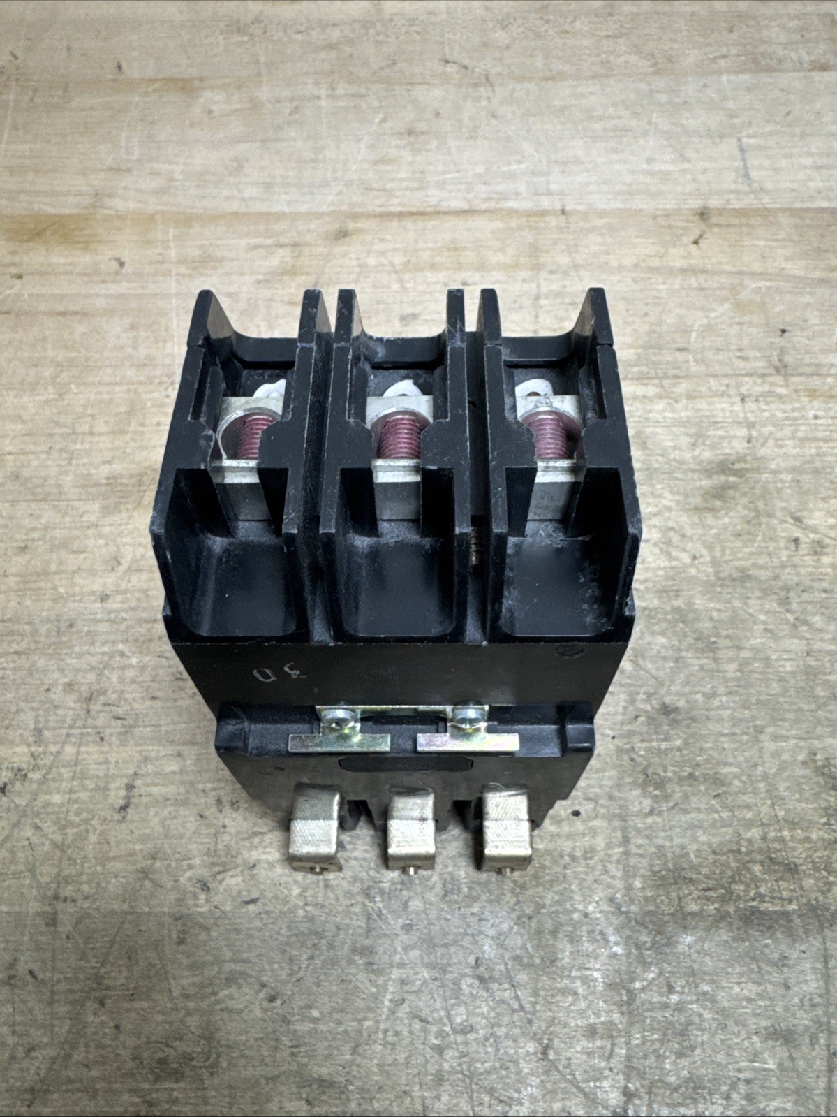 GENERAL ELECTRIC TEY330 TEY 3 POLE 30 AMP 480v CIRCUIT BREAKER