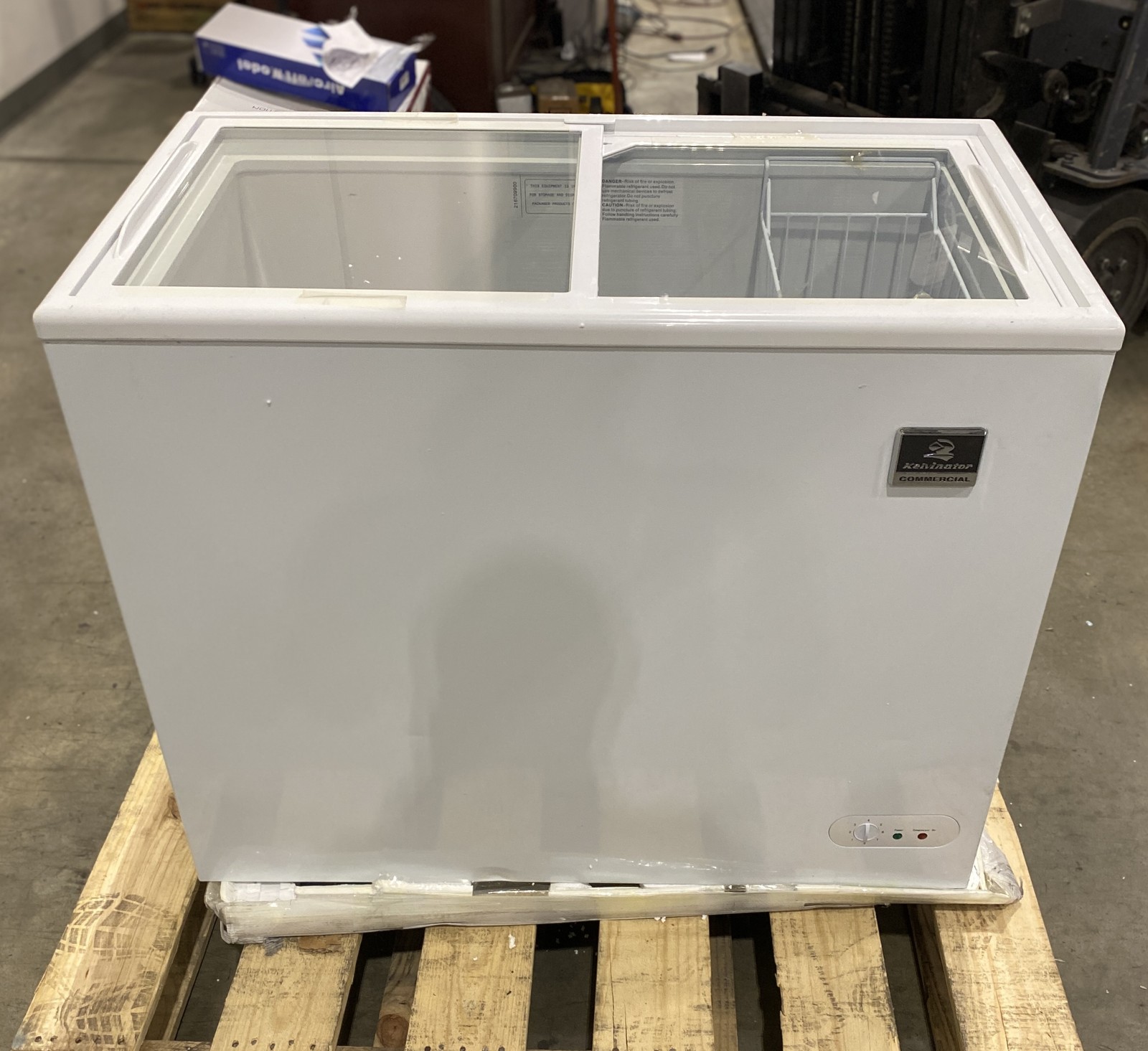 Kelvinator 38” Novelty/Ice Cream Chest Freezer Sliding Lid Mobile