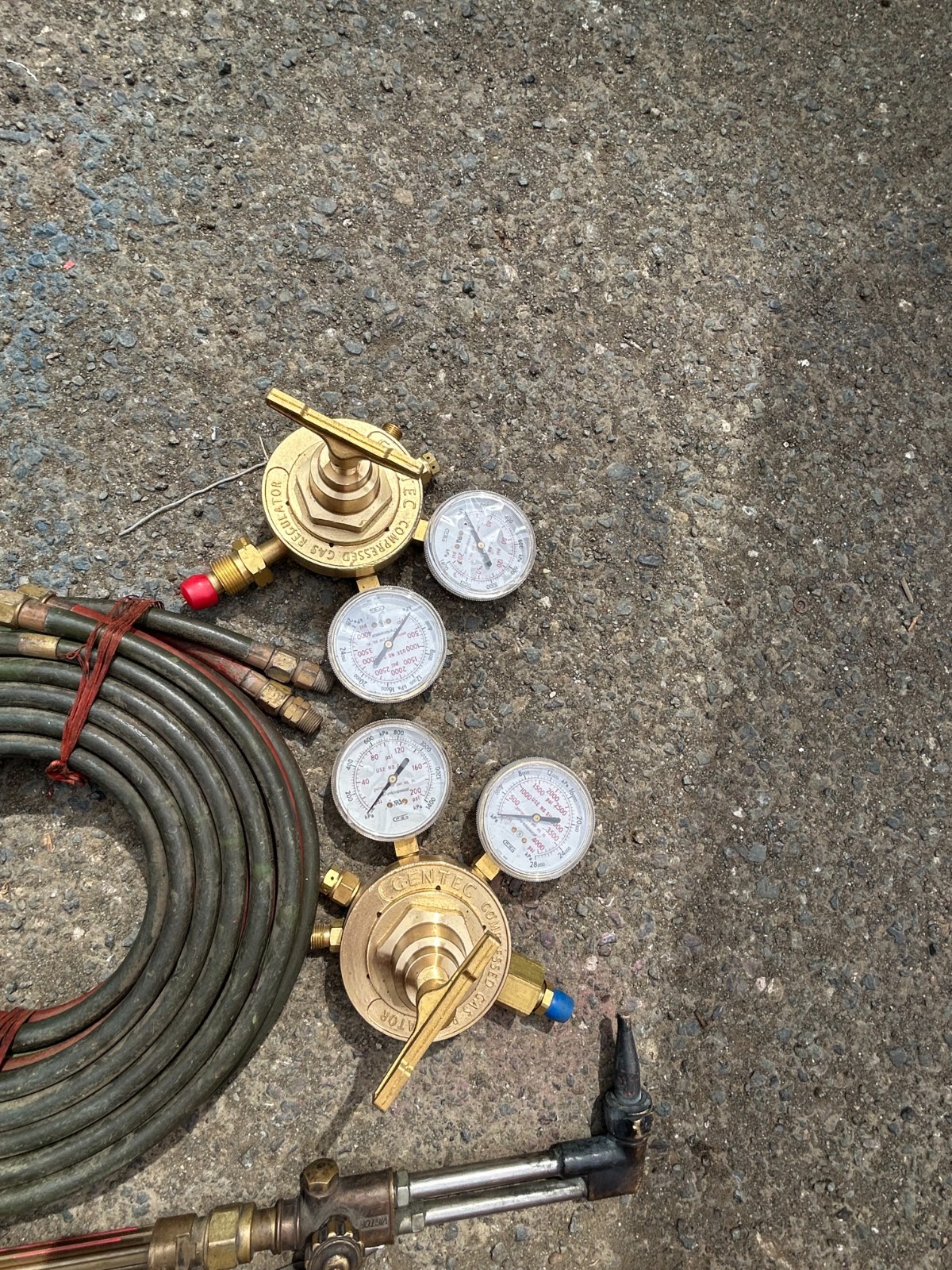 Victor Journeyman cutting torch with hose and Gentec gauges