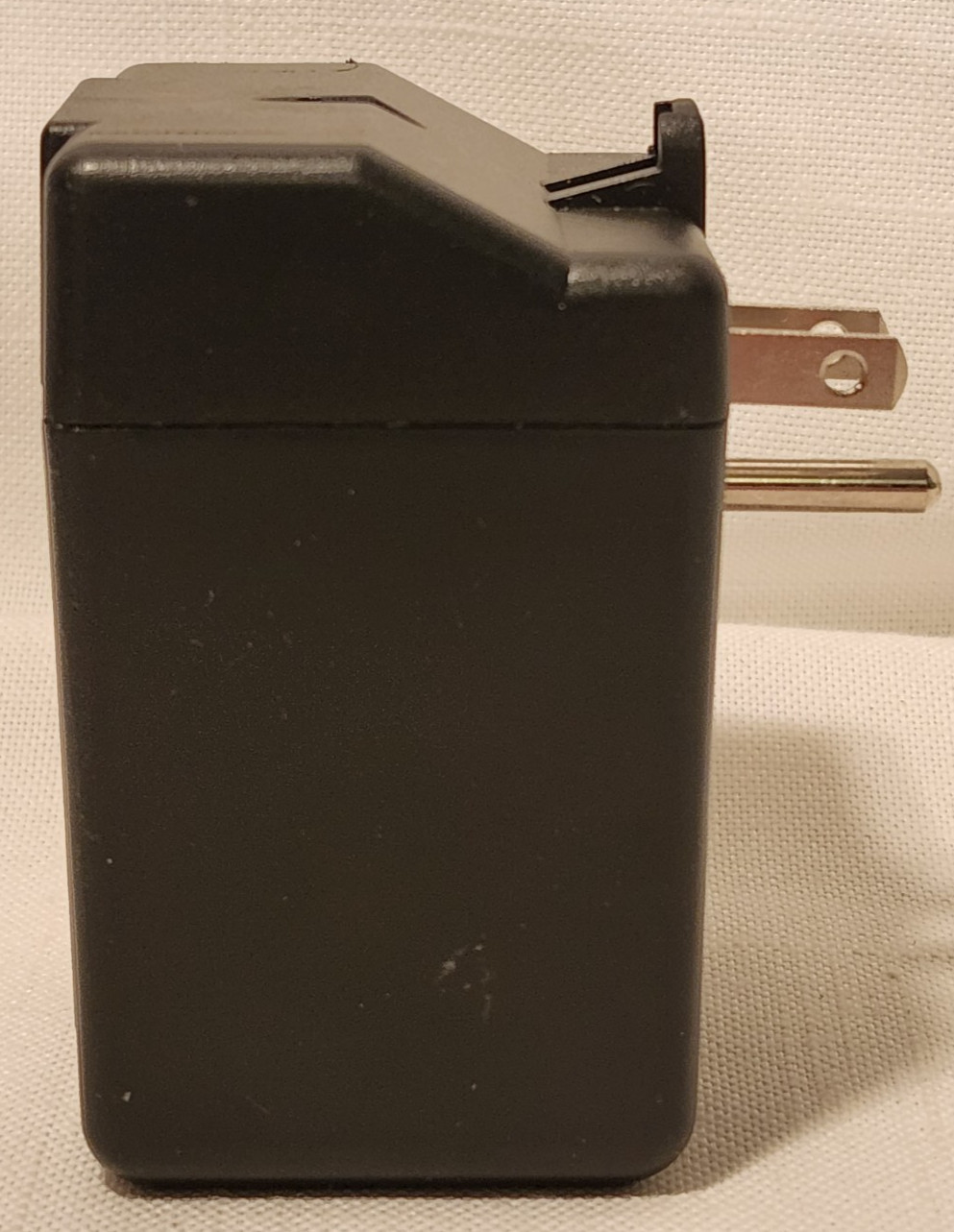 Radio Shack 273-1411 Reverse Converter , Output 240VAC / 60 Hz / 40 W