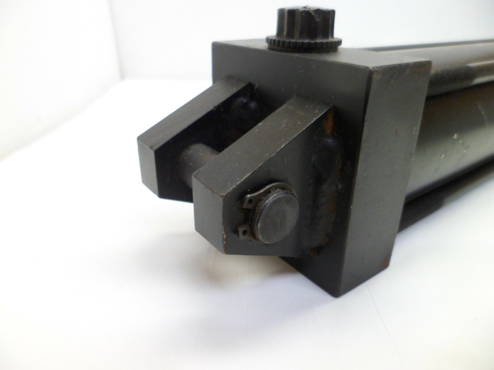 PARKER PNEUMATIC CYLINDER 02.00 CBB-MAU34AC 12.000 2″ X 12″ STK. 200 PSI. NOS