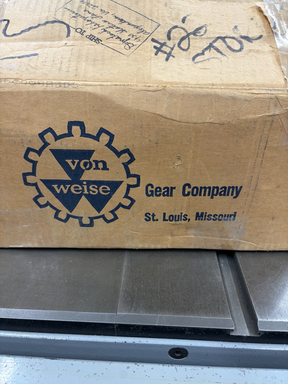 QTY 1 VON WEISE GEAR MOTOR 12 VOLTS 14:1 RATIO BOTH SHAFTS ARE 5/16″ DIAMETER