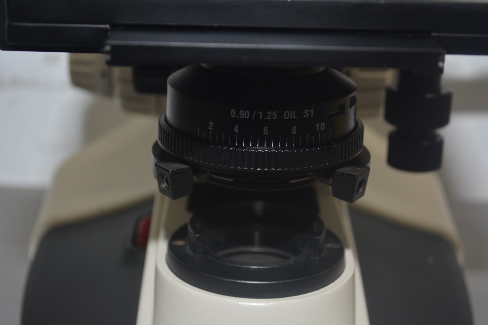 ^ Leica DME Upright Compound Microscope w/ 4x 10x 40x 100x Objectives #X1100