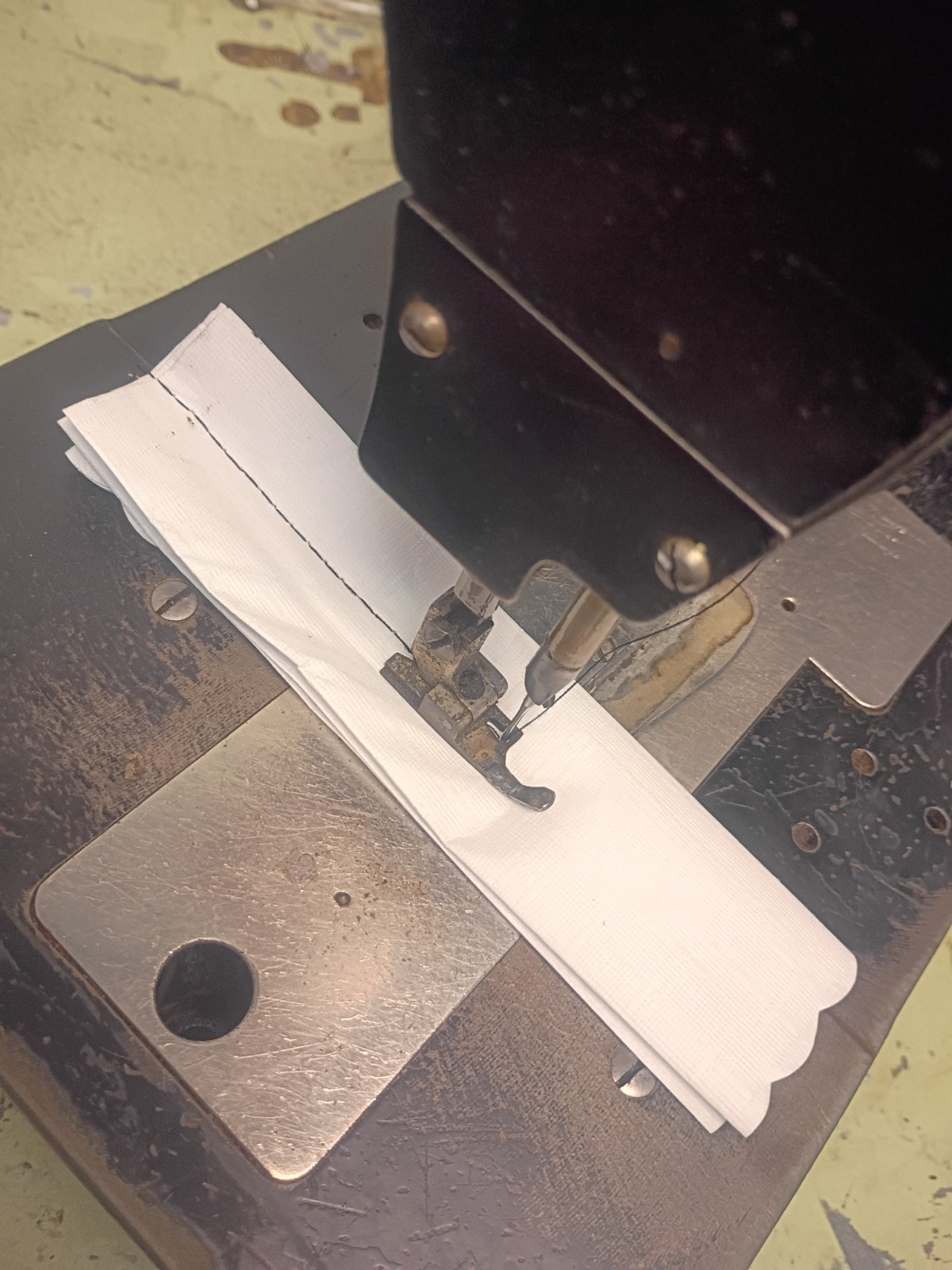 Singer 147-85 Industrial Sewing Machine Single Needle.