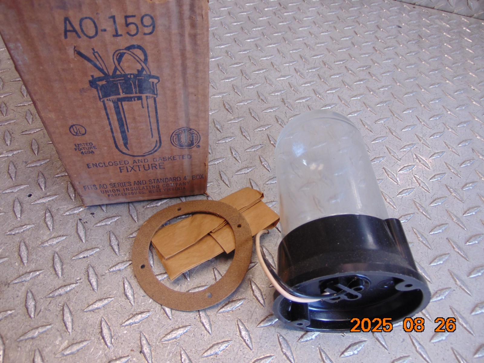 UNION INSULATING CO AO-159 ENCLOSED and GASKETED FIXTURE – FREE SHIPPING