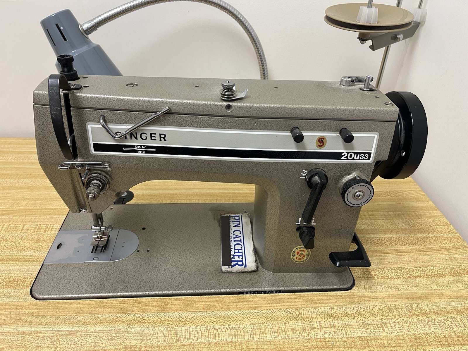 Singer 20u33 Industrial Industrial Sewing Machine with table