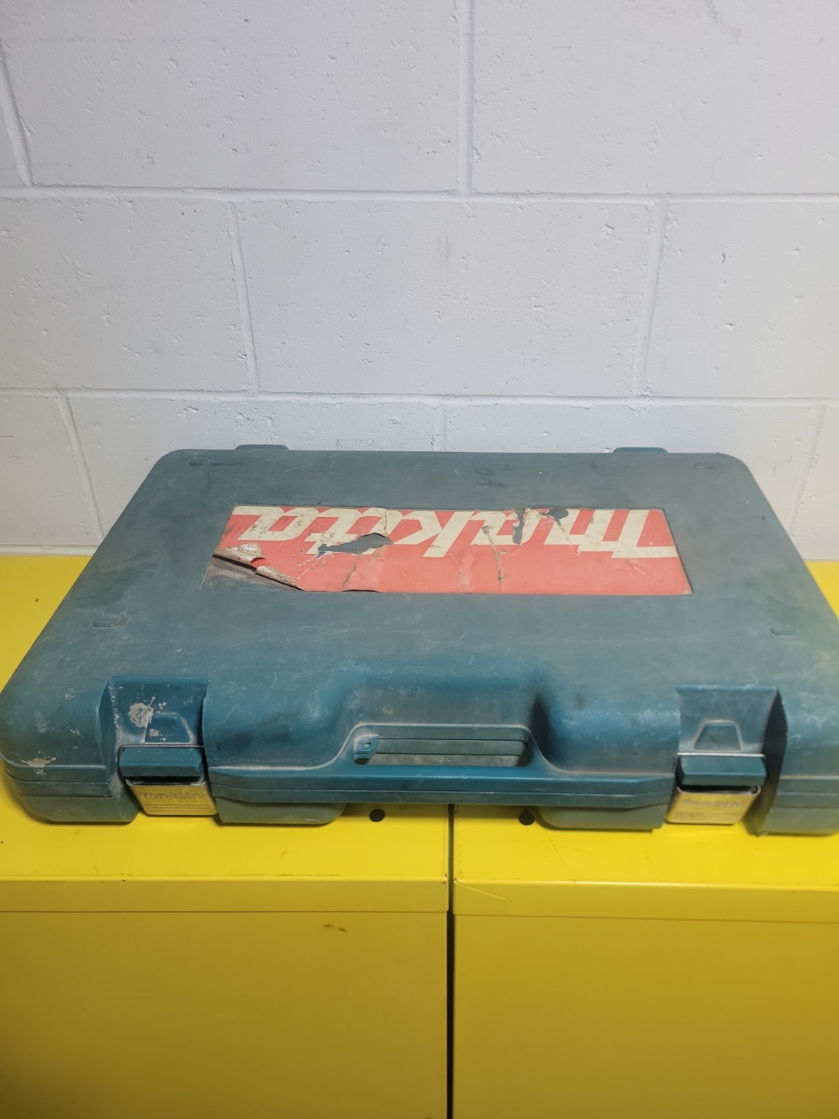 Makita HM1100C Corded Electric Demolition Jack Hammer Breaker Chip Gun W/ Case