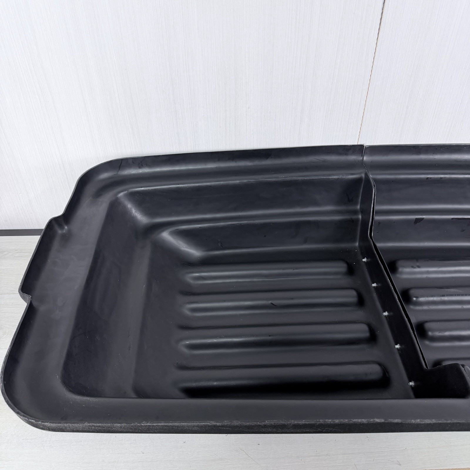 Rubbermaid Commercial Fg102800bla Tilt Truck Lid, Black, Fits 20-1/4 Cu. Ft.