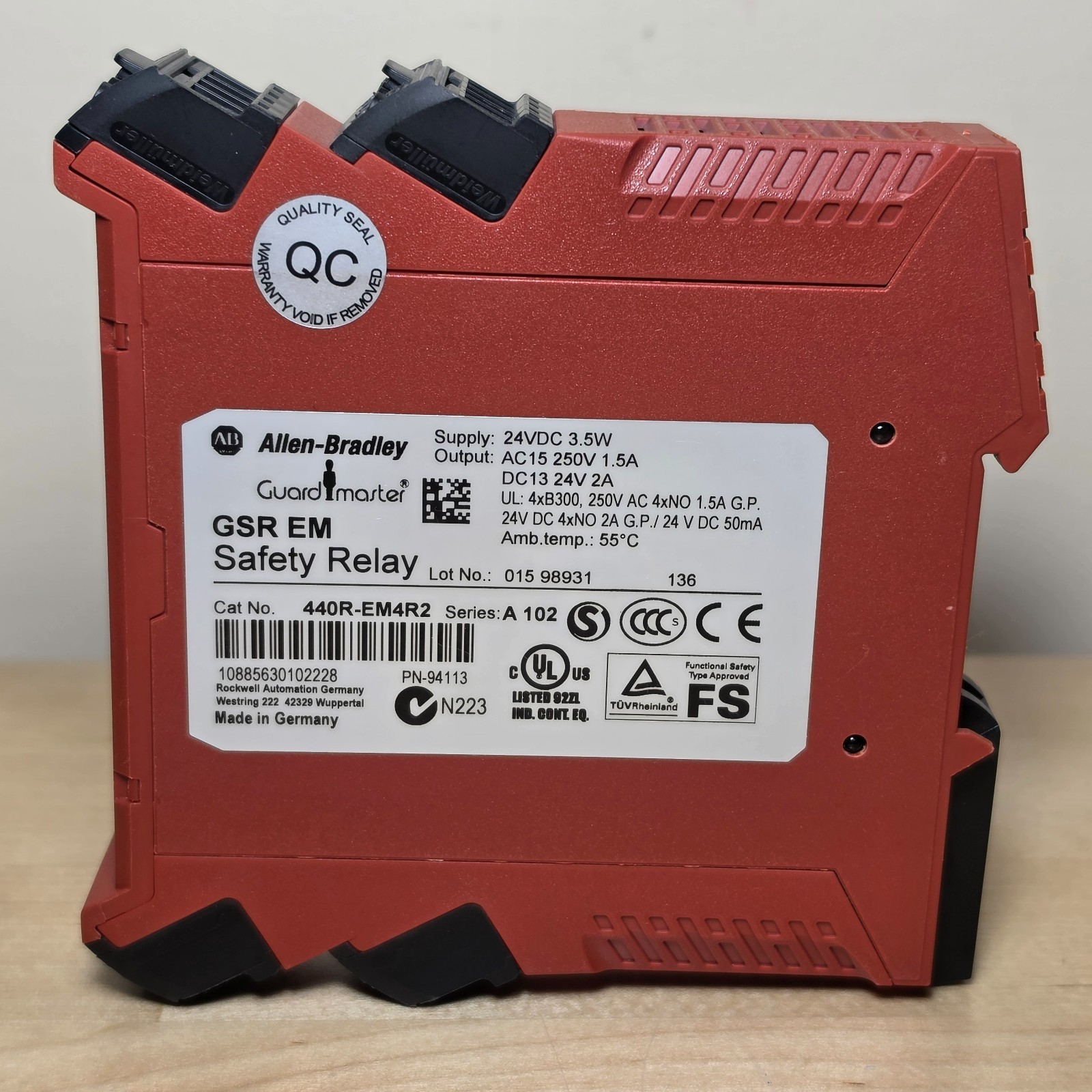 Allen-Bradley 440R-EM4R2 GSR EM Guardmaster Safety Relay 24VDC Ser A