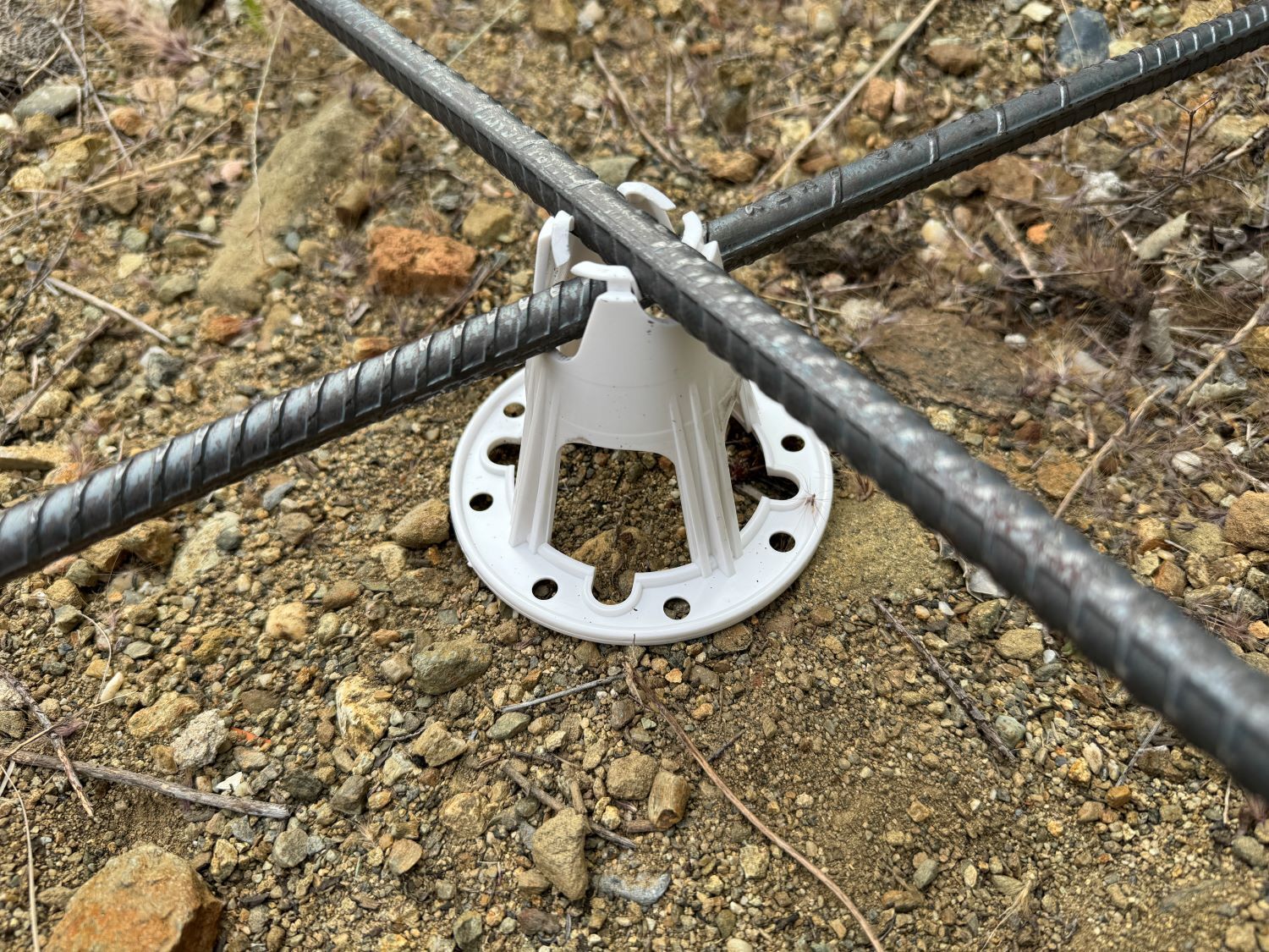 Sandbaggy Plastic Rebar Chairs – Elevates Rebar 2.5″ or 3″ – Rebar #3 to #5