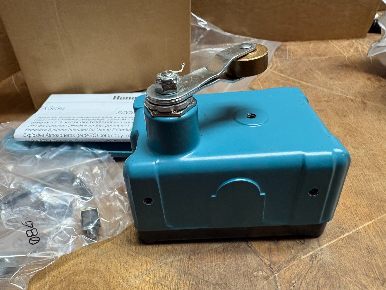 Honeywell EX-AR Limit MICRO Switch EXPLOSION PROOF 15amp SPDT Roller Lever(BH2)