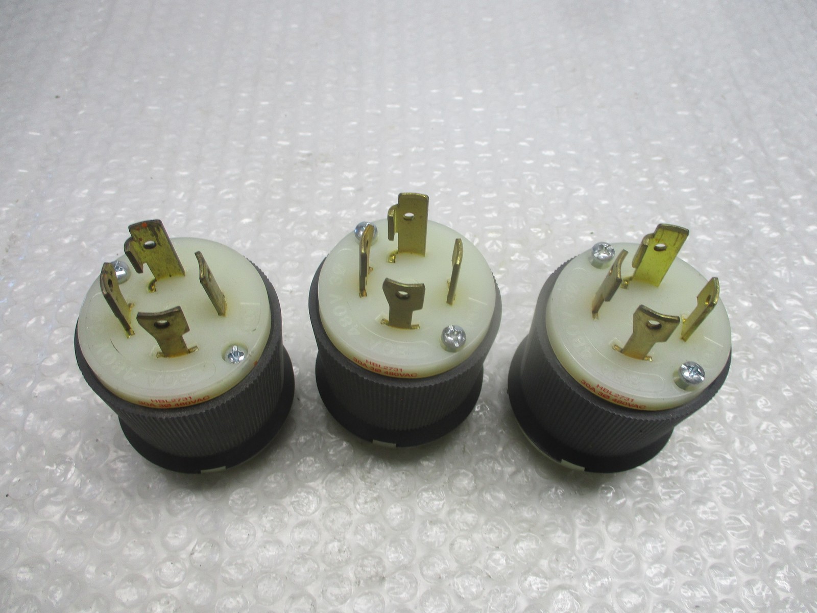 HUBBELL HBL2731 PLUG LOT OF 3 NSNP