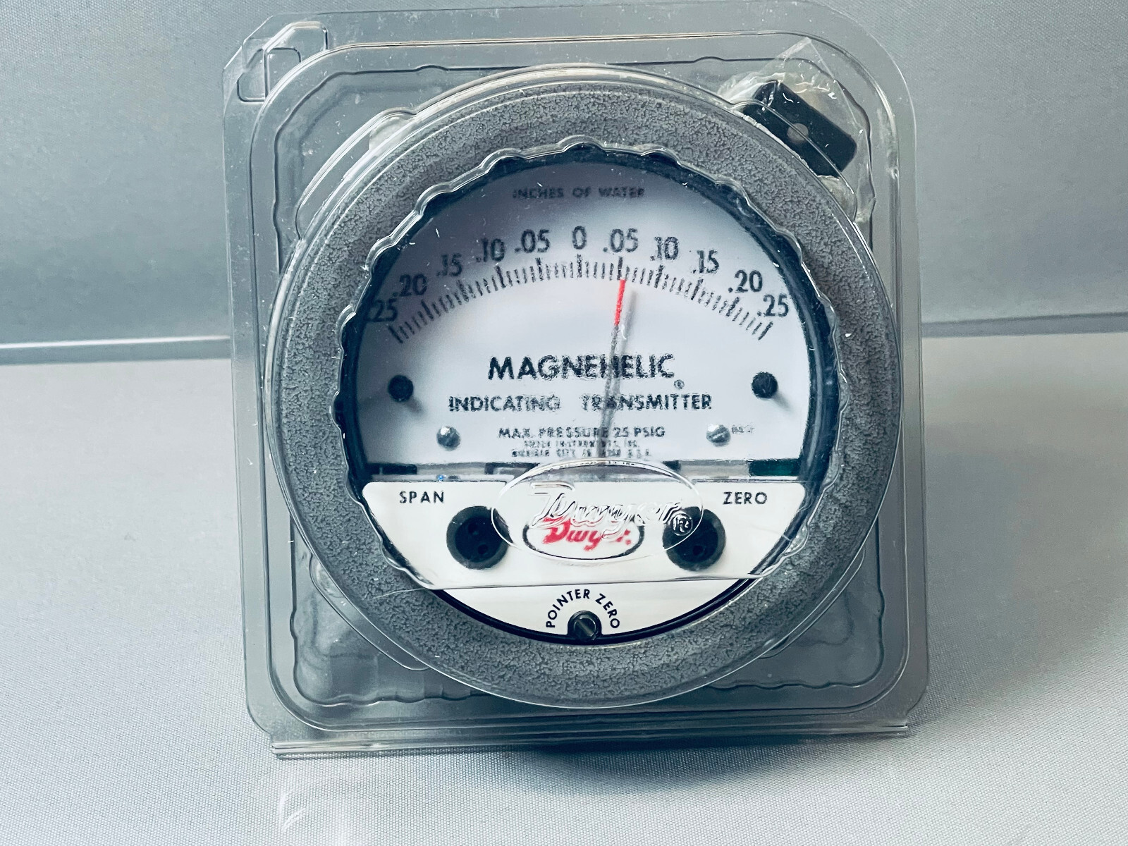 Dwyer 605-11 Magnehelic Differential Pressure Indicating Transmitter