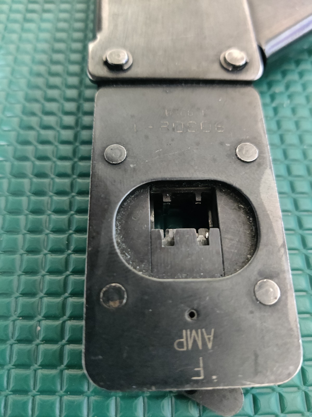AMP 90302-1 Certi-Crimp Hand Tool. Type F D-sub . Vintage 1992 (Used)